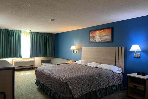 Foto van Queen Bed Met Bank Niet Roken - Vakantiehuis in Marysville, KS - BedRoom