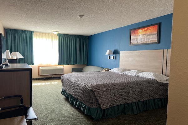 Foto van Queen Bed Met Bank Niet Roken - Vakantiehuis in Marysville, KS - BedRoom