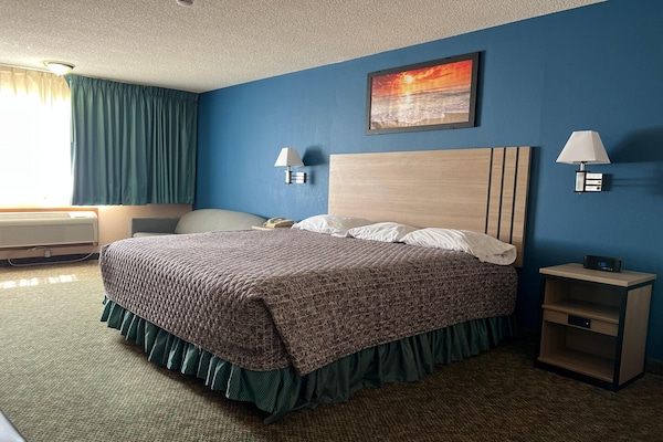 Foto van Queen Bed Met Bank Niet Roken - Vakantiehuis in Marysville, KS - BedRoom