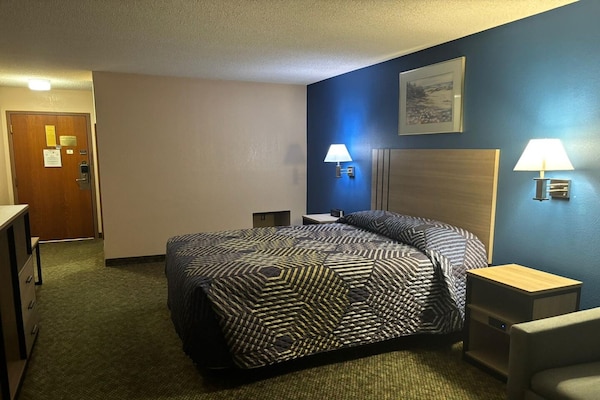 Foto van Queen Bed Met Bank Niet Roken - Vakantiehuis in Marysville, KS - BedRoom