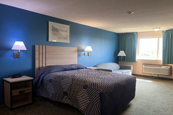 Foto van Queen Bed Met Bank Niet Roken - Vakantiehuis in Marysville, KS - BedRoom