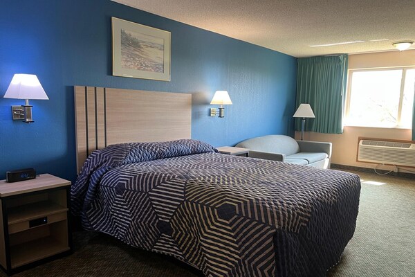Foto van Queen Bed Met Bank Niet Roken - Vakantiehuis in Marysville, KS - BedRoom