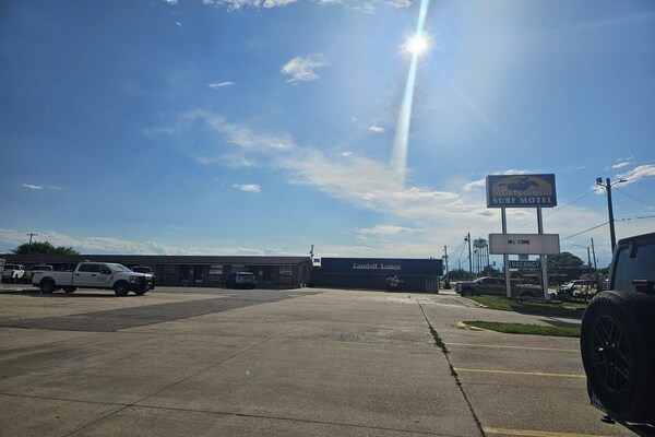 Foto van Queen Bed Met Bank Niet Roken - Vakantiehuis in Marysville, KS - ExteriorSummer
