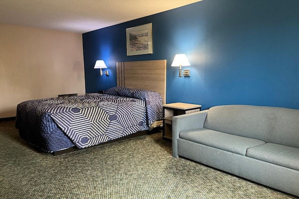 Foto van Queen Bed Met Bank Niet Roken - Vakantiehuis in Marysville, KS - BedRoom