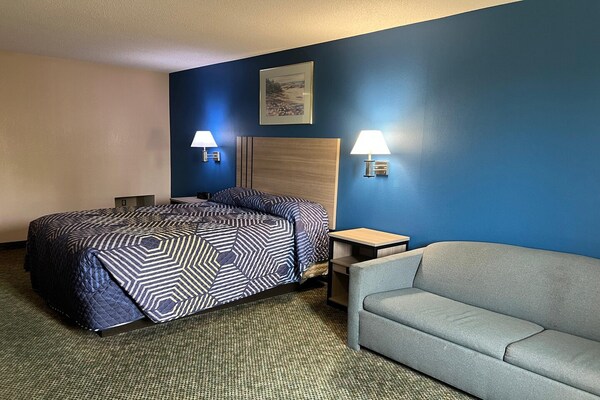 Foto van Queen Bed Met Bank Niet Roken - Vakantiehuis in Marysville, KS - BedRoom