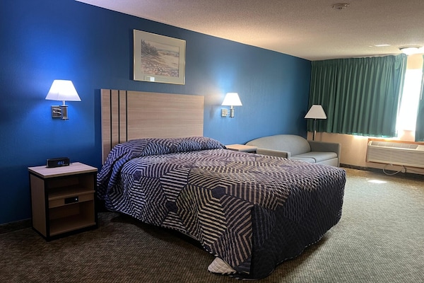Foto van Queen Bed Met Bank Niet Roken - Vakantiehuis in Marysville, KS - BedRoom