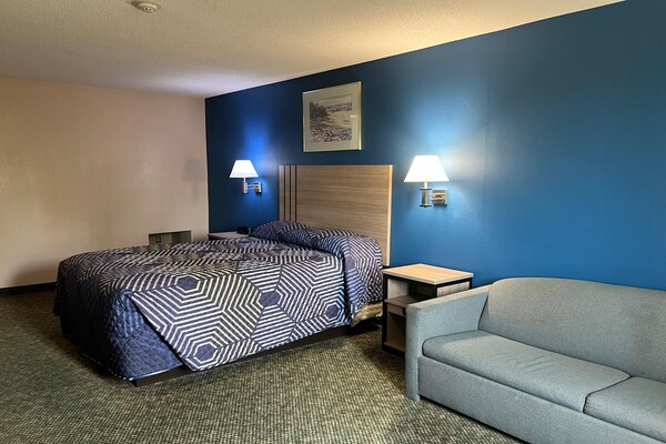 Foto van Queen Bed Met Bank Niet Roken - Vakantiehuis in Marysville, KS - BedRoom