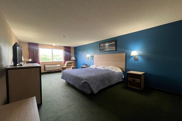 Foto van Queen Bed Met Bank Niet Roken - Vakantiehuis in Marysville, KS - BedRoom