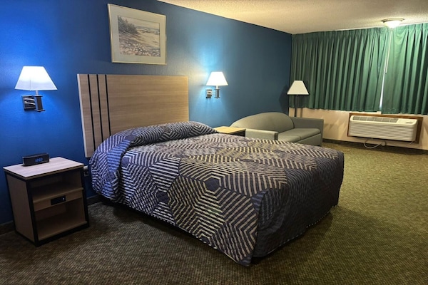 Foto van Queen Bed Met Bank Niet Roken - Vakantiehuis in Marysville, KS - BedRoom