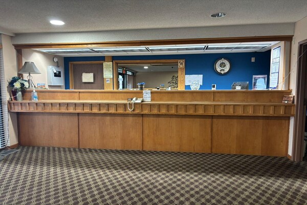 Foto van Queen Bed Met Bank Niet Roken - Vakantiehuis in Marysville, KS - HallReception