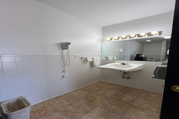 Foto van Queen Bed Met Bank Niet Roken - Vakantiehuis in Marysville, KS - BathRoom
