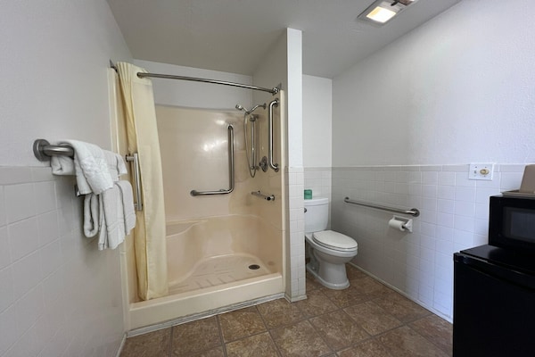 Foto van Queen Bed Met Bank Niet Roken - Vakantiehuis in Marysville, KS - BathRoom