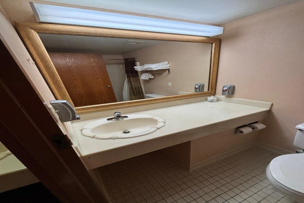 Foto van Queen Bed Met Bank Niet Roken - Vakantiehuis in Marysville, KS - BathRoom