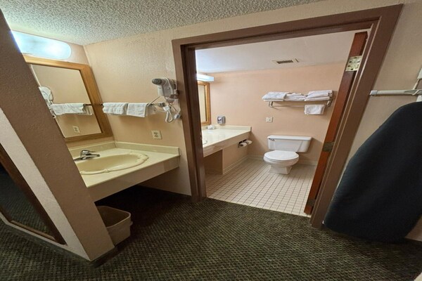 Foto van Queen Bed Met Bank Niet Roken - Vakantiehuis in Marysville, KS - BathRoom