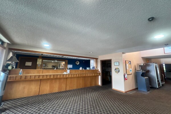 Foto van Queen Bed Met Bank Niet Roken - Vakantiehuis in Marysville, KS - HallReception