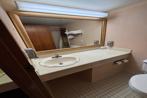 Foto van Queen Bed Met Bank Niet Roken - Vakantiehuis in Marysville, KS - BathRoom