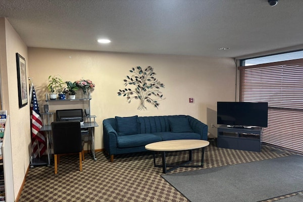Foto van Queen Bed Met Bank Niet Roken - Vakantiehuis in Marysville, KS - FloorPlan