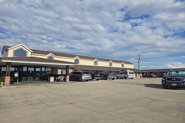 Foto van Queen Bed Met Bank Niet Roken - Vakantiehuis in Marysville, KS - parking