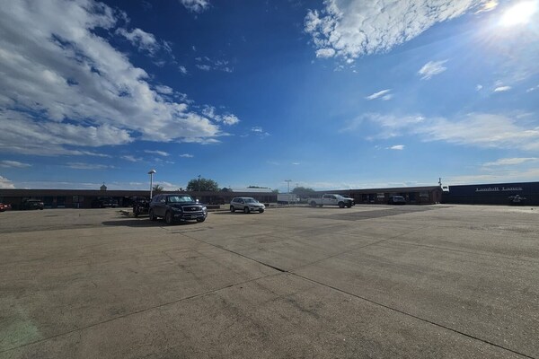 Foto van Queen Bed Met Bank Niet Roken - Vakantiehuis in Marysville, KS - parking