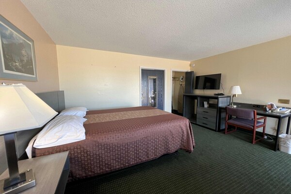 Foto van Queen Bed Met Bank Niet Roken - Vakantiehuis in Marysville, KS - BedRoom