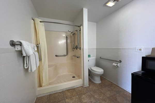 Foto van Queen Bed Niet Roken - Vakantiehuis in Marysville, KS - BathRoom
