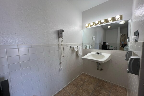 Foto van Queen Bed Niet Roken - Vakantiehuis in Marysville, KS - BathRoom