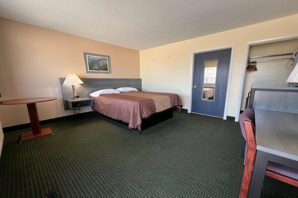 Foto van Queen Bed Niet Roken - Vakantiehuis in Marysville, KS - BedRoom