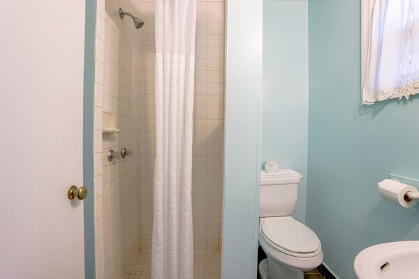 Foto van Queensize bed|Smk|Natuurlijke brug - Vakantiehuis in Natural Bridge, VA - BathRoom