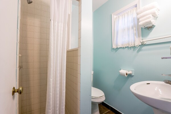 Foto van Queensize bed|Smk|Natuurlijke brug - Vakantiehuis in Natural Bridge, VA - BathRoom