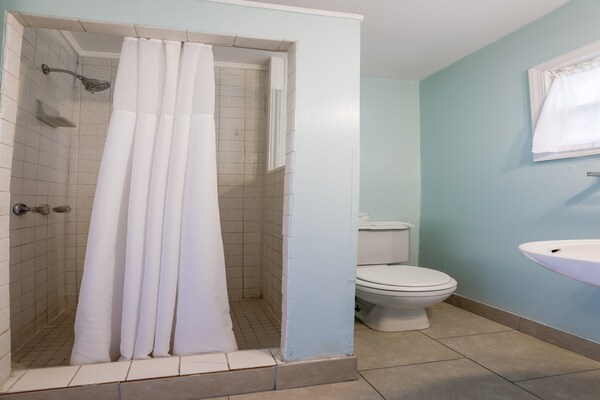 Foto van Queensize bed|Smk|Natuurlijke brug - Vakantiehuis in Natural Bridge, VA - BathRoom
