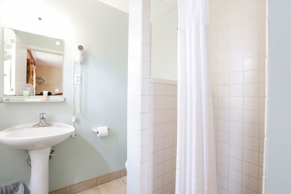 Foto van Queensize bed|Smk|Natuurlijke brug - Vakantiehuis in Natural Bridge, VA - BathRoom