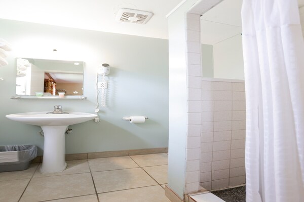 Foto van Queensize bed|Smk|Natuurlijke brug - Vakantiehuis in Natural Bridge, VA - BathRoom