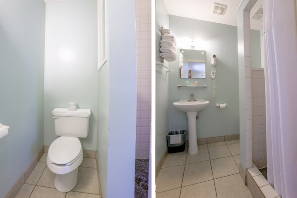 Foto van Queensize bed|Smk|Natuurlijke brug - Vakantiehuis in Natural Bridge, VA - BathRoom