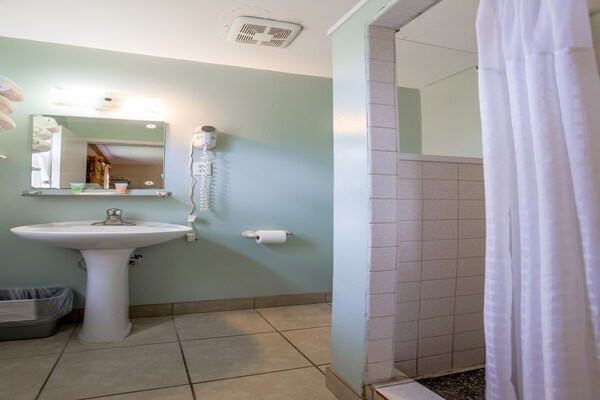 Foto van Queensize bed|Smk|Natuurlijke brug - Vakantiehuis in Natural Bridge, VA - BathRoom