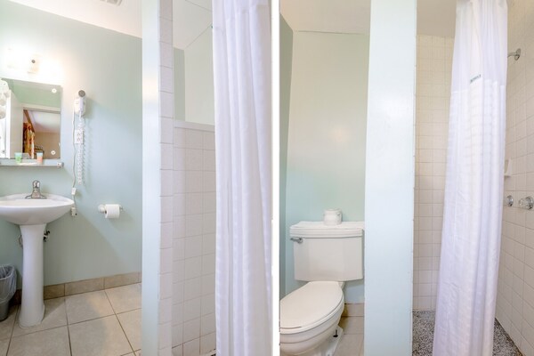 Foto van Queensize bed|Smk|Natuurlijke brug - Vakantiehuis in Natural Bridge, VA - BathRoom