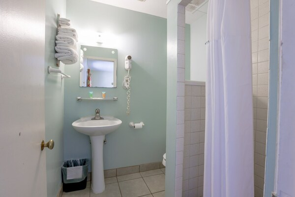 Foto van Queensize bed|Smk|Natuurlijke brug - Vakantiehuis in Natural Bridge, VA - BathRoom