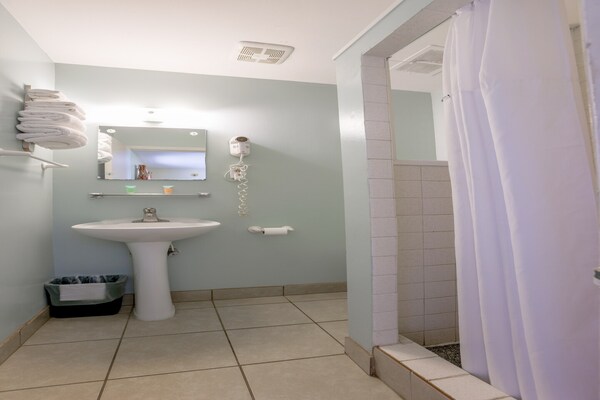 Foto van Queensize bed|Smk|Natuurlijke brug - Vakantiehuis in Natural Bridge, VA - BathRoom