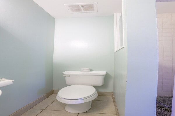 Foto van Queensize bed|Smk|Natuurlijke brug - Vakantiehuis in Natural Bridge, VA - BathRoom