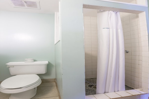 Foto van Queensize bed|Smk|Natuurlijke brug - Vakantiehuis in Natural Bridge, VA - BathRoom