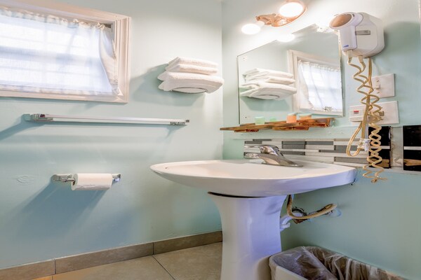 Foto van Queen Bed Niet Roken - Vakantiehuis in Natural Bridge, VA - BathRoom