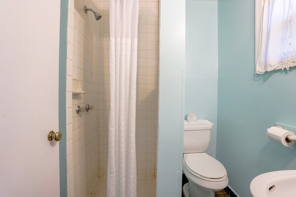 Foto van Queen Bed Niet Roken - Vakantiehuis in Natural Bridge, VA - BathRoom