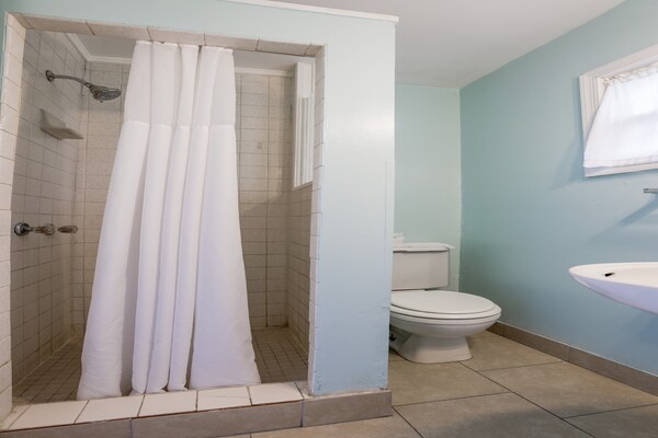 Foto van Queen Bed Niet Roken - Vakantiehuis in Natural Bridge, VA - BathRoom