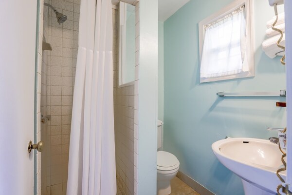 Foto van Queen Bed Niet Roken - Vakantiehuis in Natural Bridge, VA - BathRoom