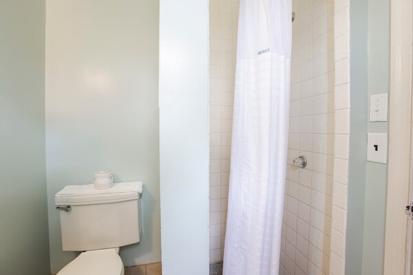 Foto van Queen Bed Niet Roken - Vakantiehuis in Natural Bridge, VA - BathRoom