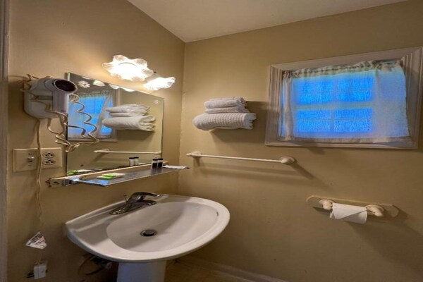 Foto van Queen Bed Niet Roken - Vakantiehuis in Natural Bridge, VA - BathRoom