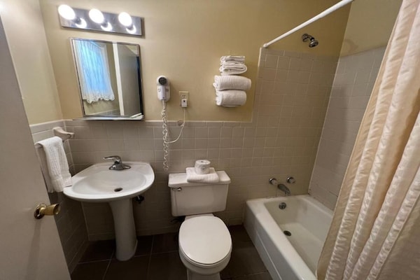 Foto van Queen Bed Niet Roken - Vakantiehuis in Natural Bridge, VA - BathRoom