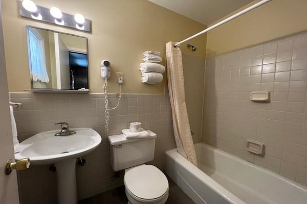Foto van Queen Bed Niet Roken - Vakantiehuis in Natural Bridge, VA - BathRoom