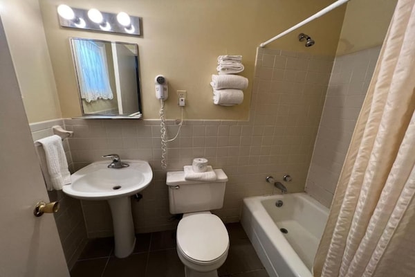 Foto van Queen Bed Niet Roken - Vakantiehuis in Natural Bridge, VA - BathRoom