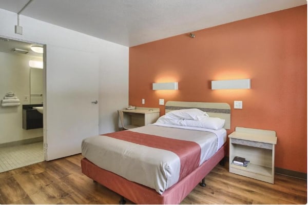 Foto van Queensize bed|Smk|New Cumberland, PA - Vakantiehuis in New Cumberland, PA - BedRoom