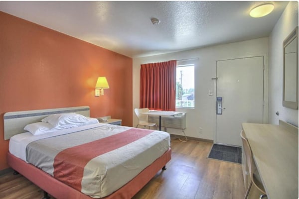 Foto van Queensize bed|Smk|New Cumberland, PA - Vakantiehuis in New Cumberland, PA - BedRoom